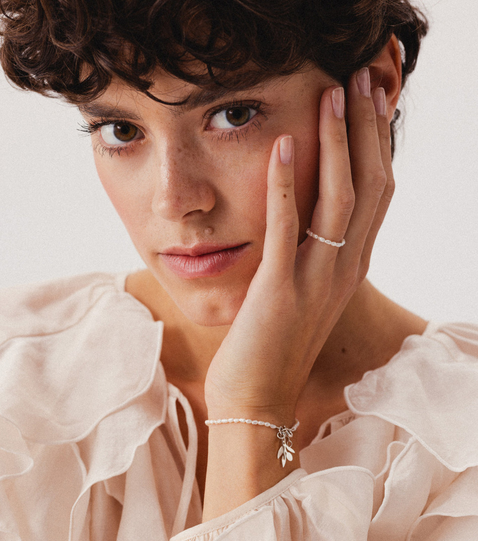 Srebrna bransoletka z kamieniami i zawieszką