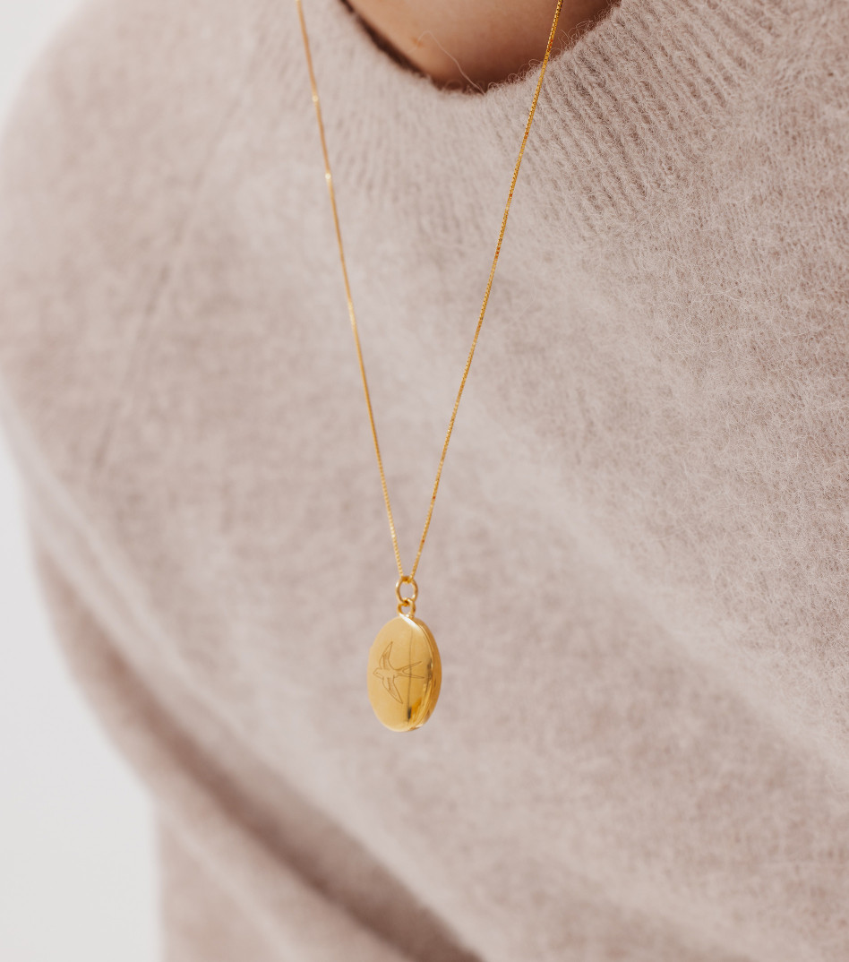 Pozłacany naszyjnik z grawerowanym puzderkiem