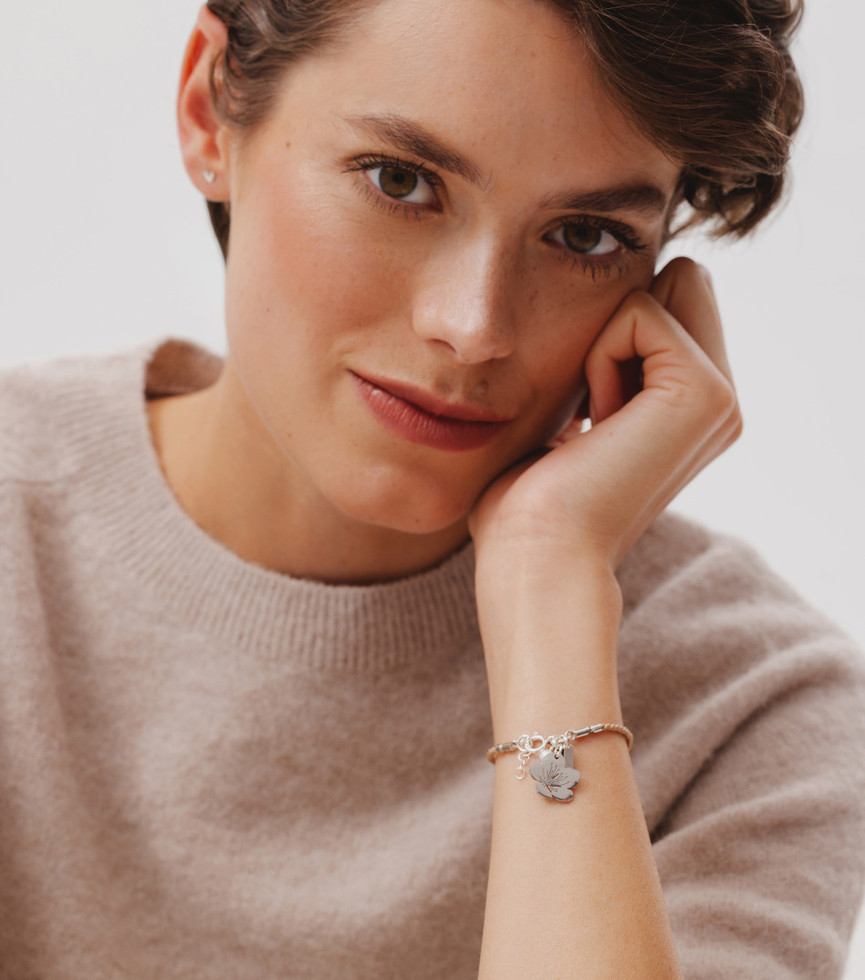 Bransoletka na sznurku z kwiatkiem i kamieniem naturalnym