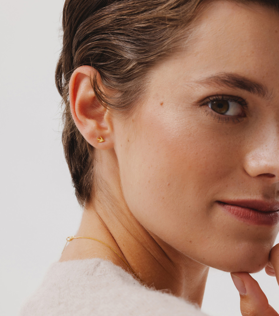 Mini kolczyk pozłacany jaskółka