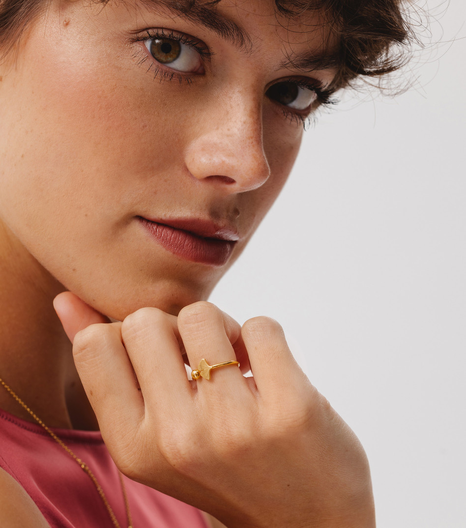 Pozłacany pierścionek z kuleczką i symbolem