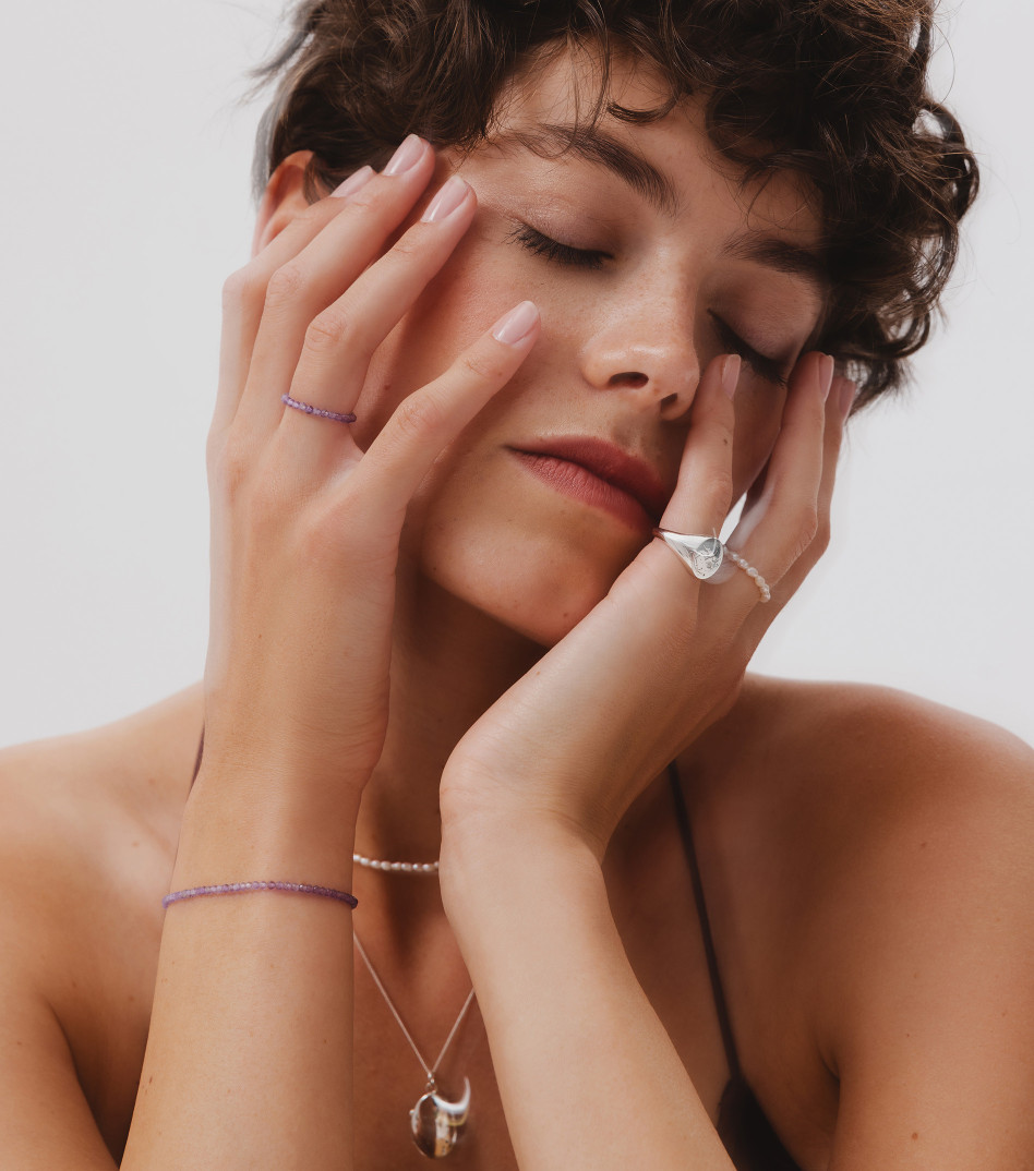 Delikatny pierścionek z kamieniami zodiaku