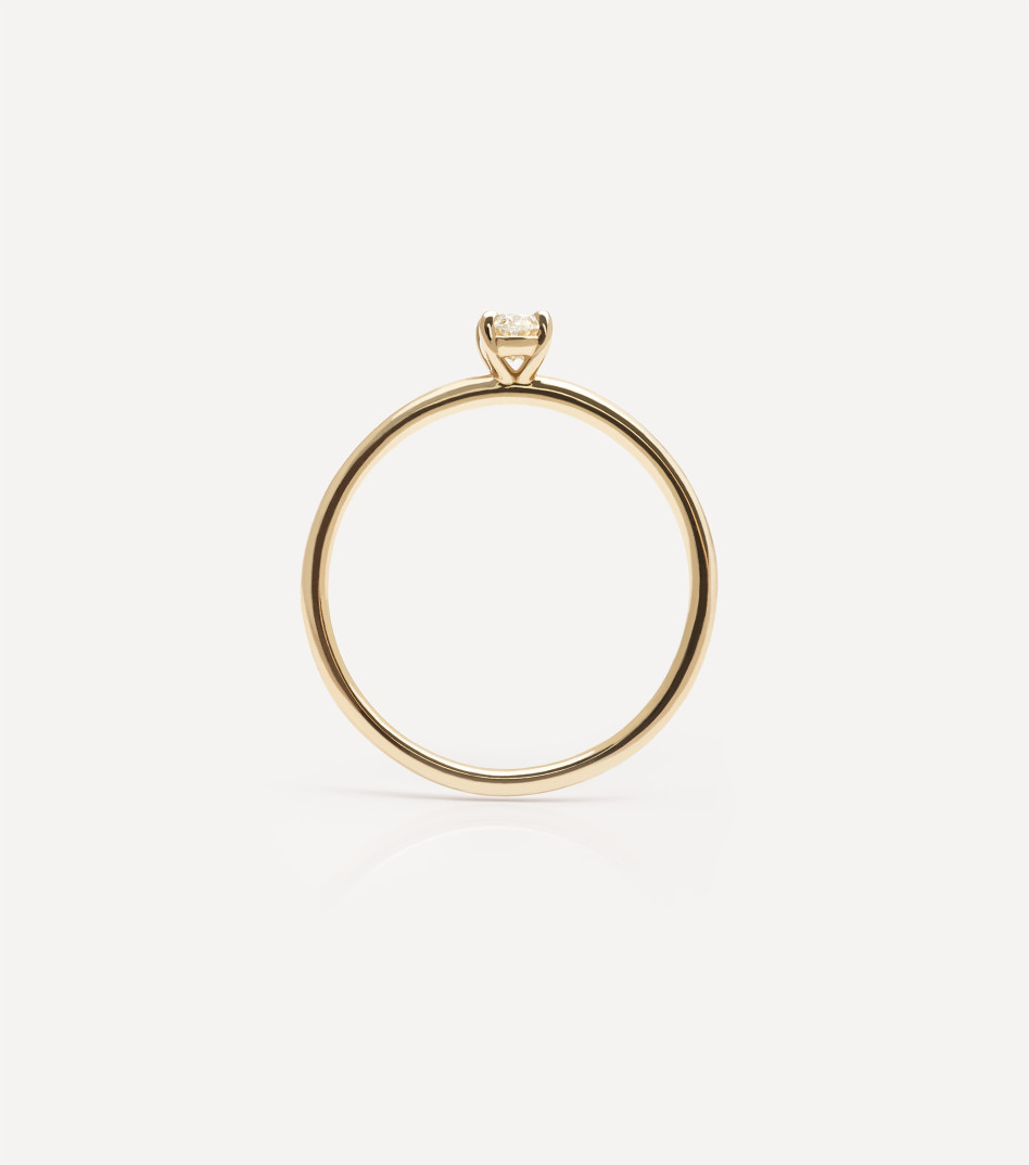 Złoty pierścionek z diamentem