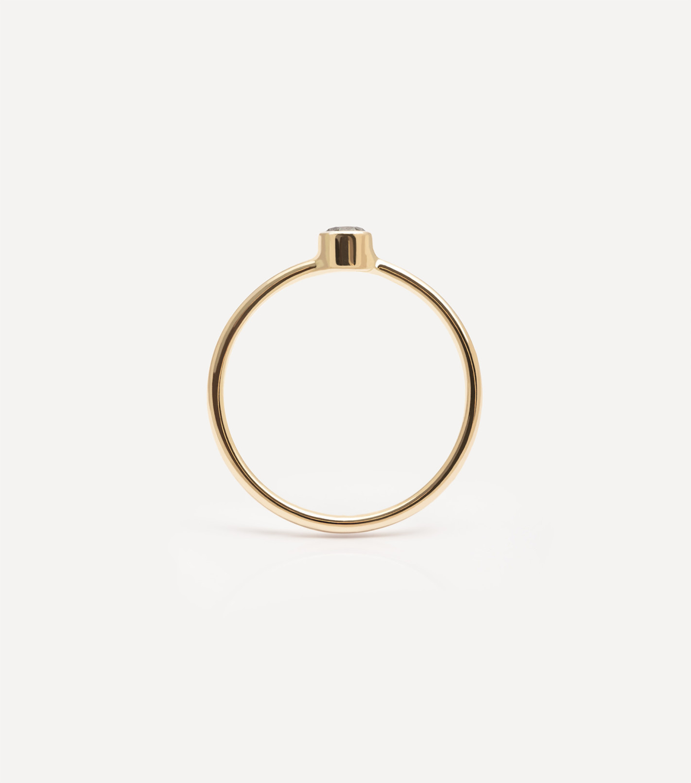 Złoty pierścionek z diamentem w gładkiej oprawie