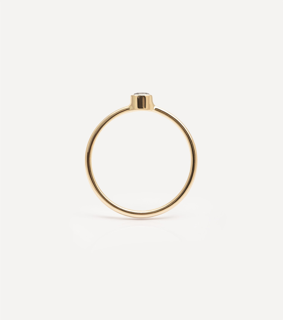 Złoty pierścionek z diamentem w gładkiej oprawie