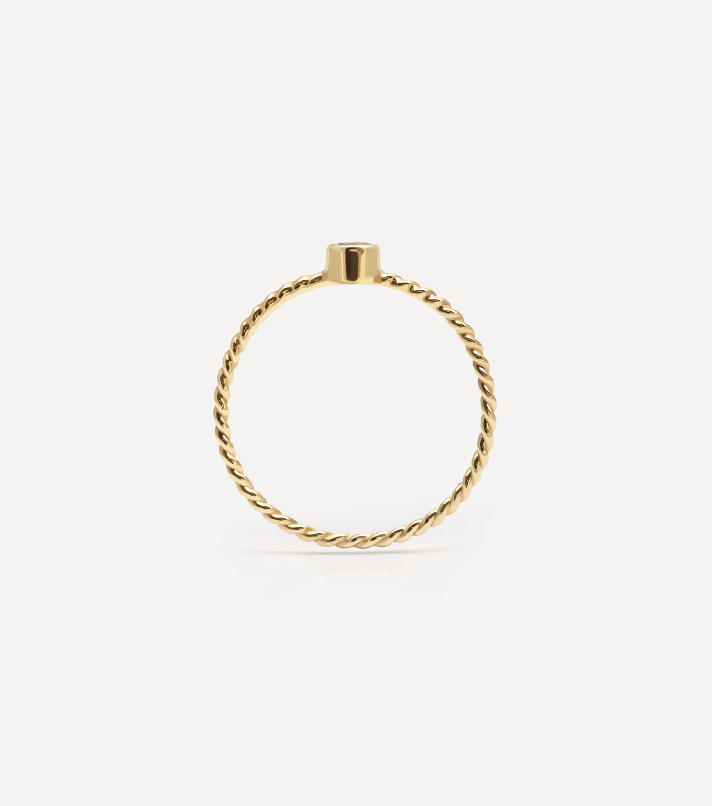 Wyjątkowy pierścionek z diamentem w gładkiej oprawie