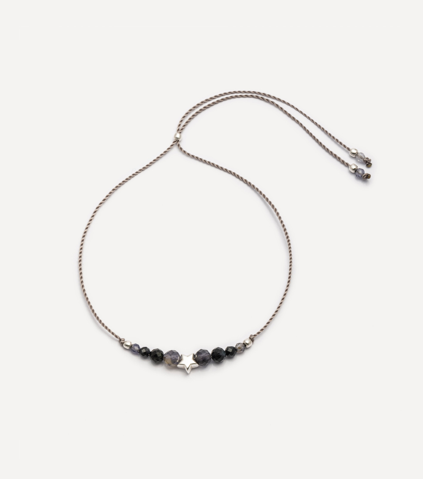 Srebrna bransoletka na sznureczku