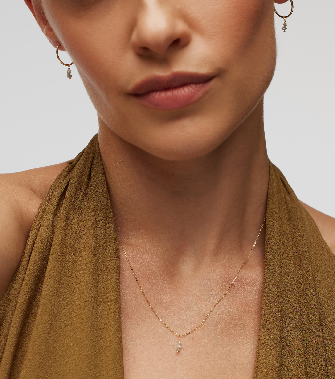 Złoty naszyjnik z surowymi diamentami