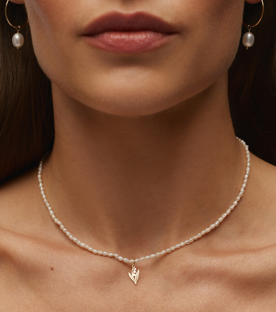 Naszyjnik z perłami i złotą zawieszką