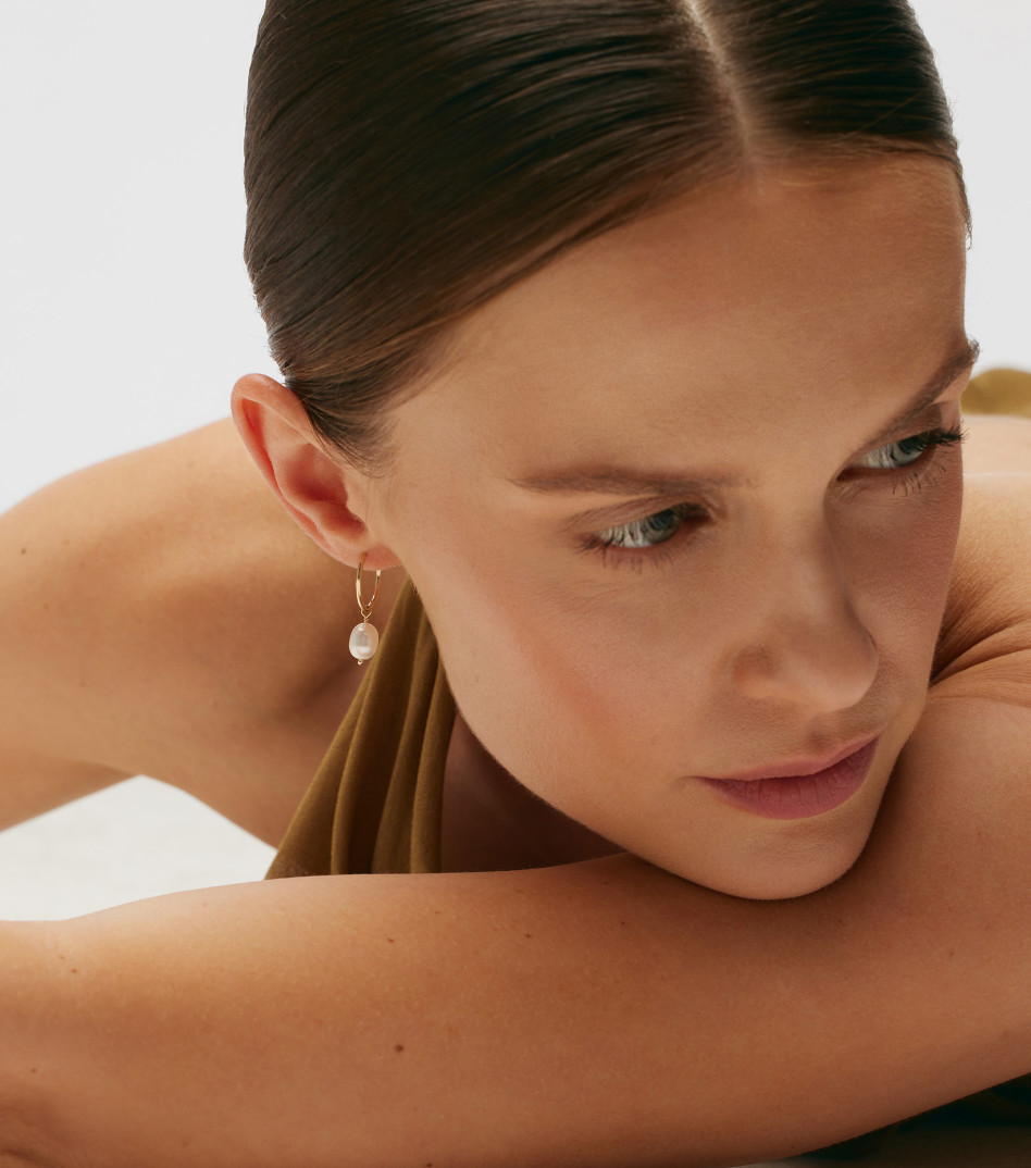 Złote kolczyki koła z dużymi perłami