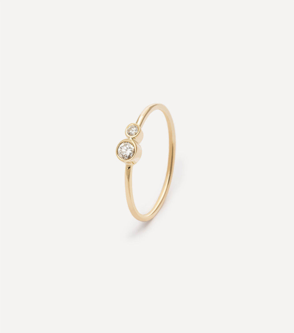 Złoty pierścionek z dwoma diamentami