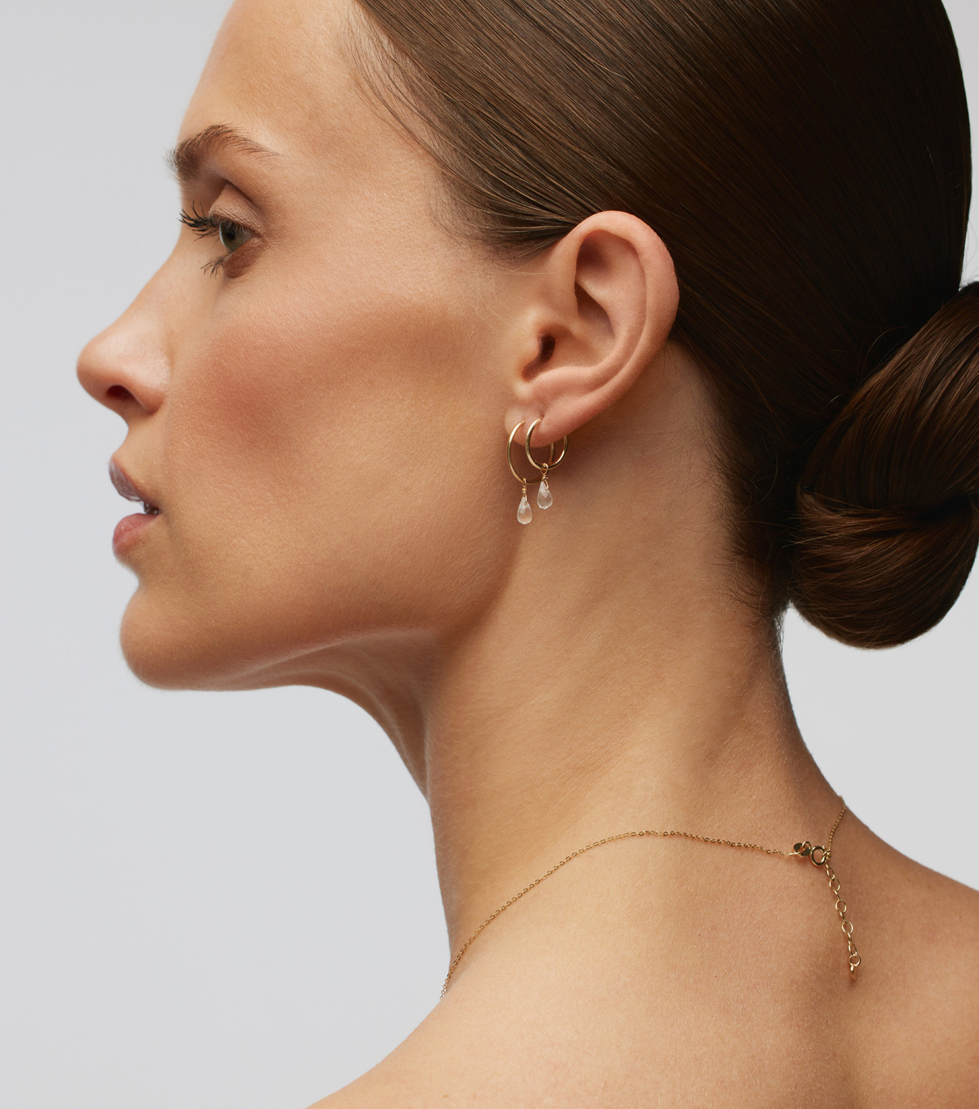 Złote kolczyki koła z kamieniem naturalnym