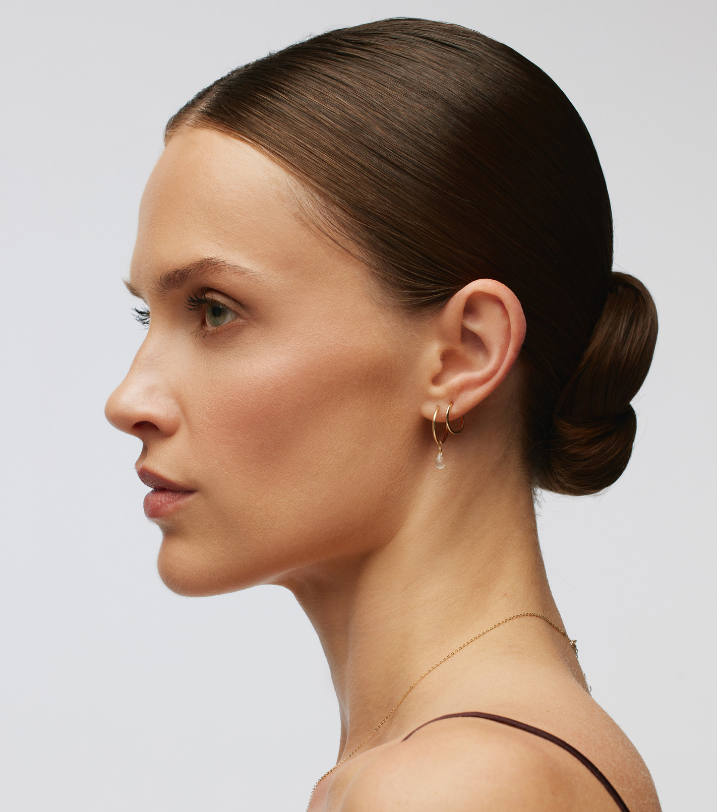 Złoty kolczyk z kamieniem naturalnym