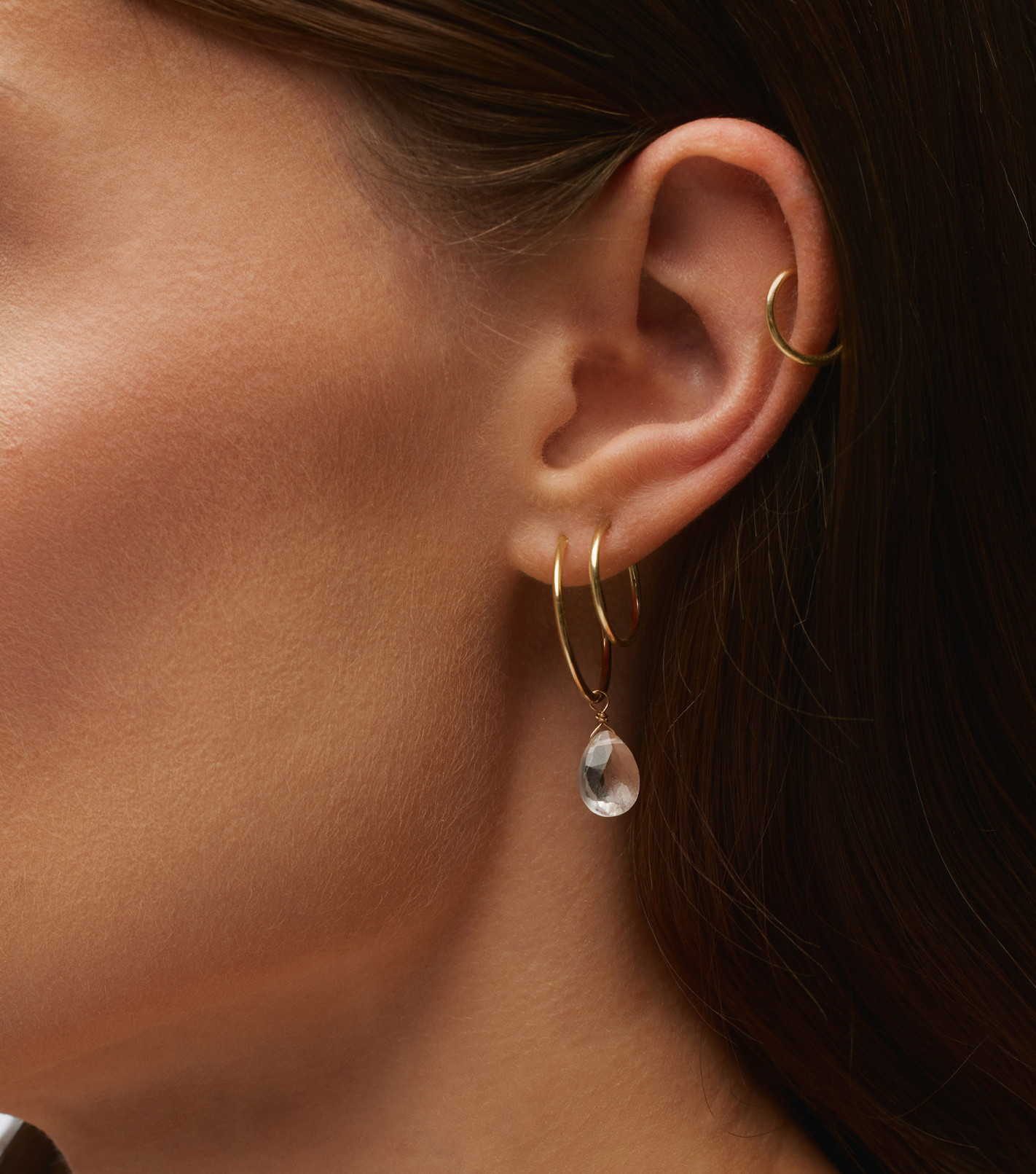 Złoty kolczyk z topazem