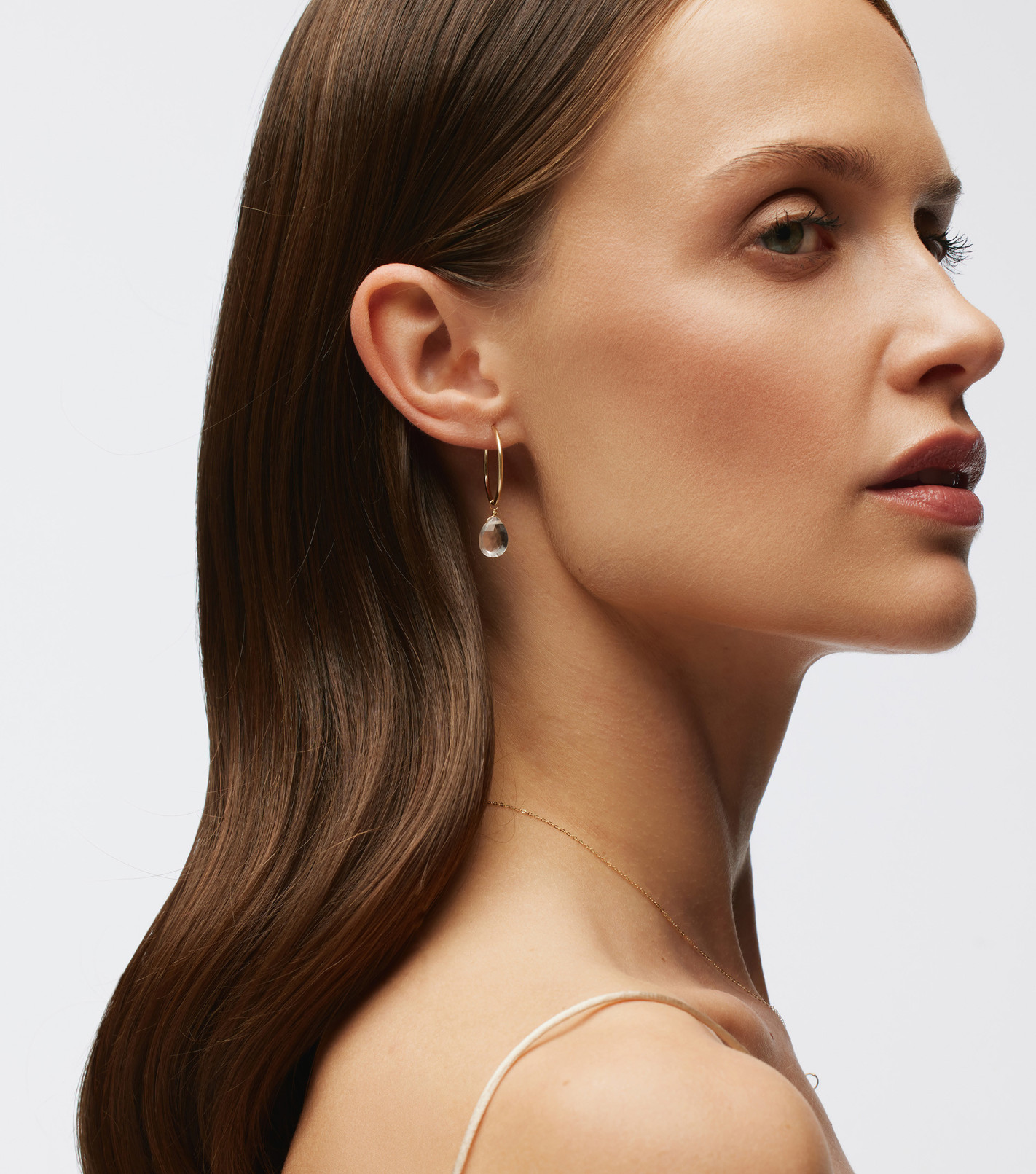 Złote kolczyki koła z dużym kamieniem