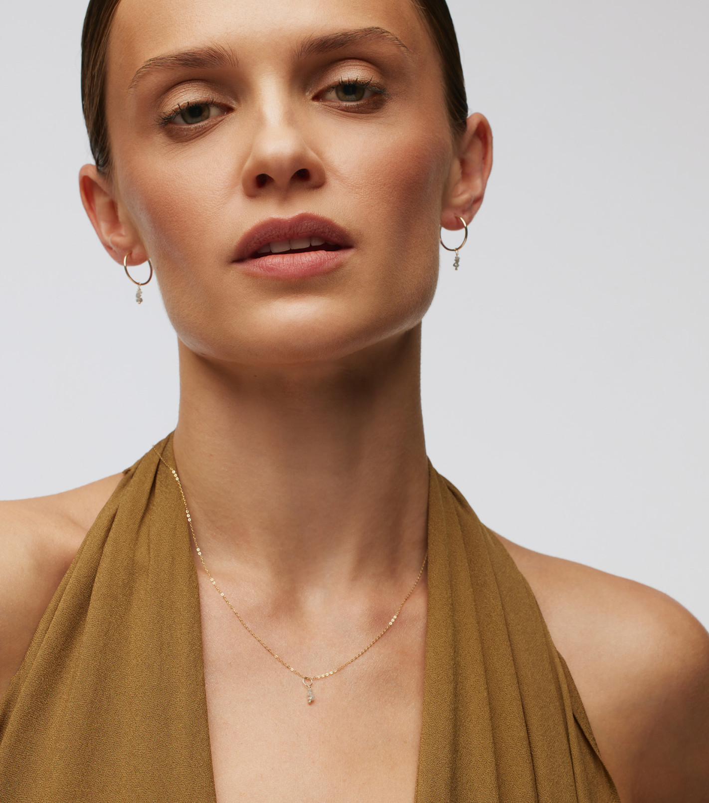 Złote kolczyki koła z diamentami