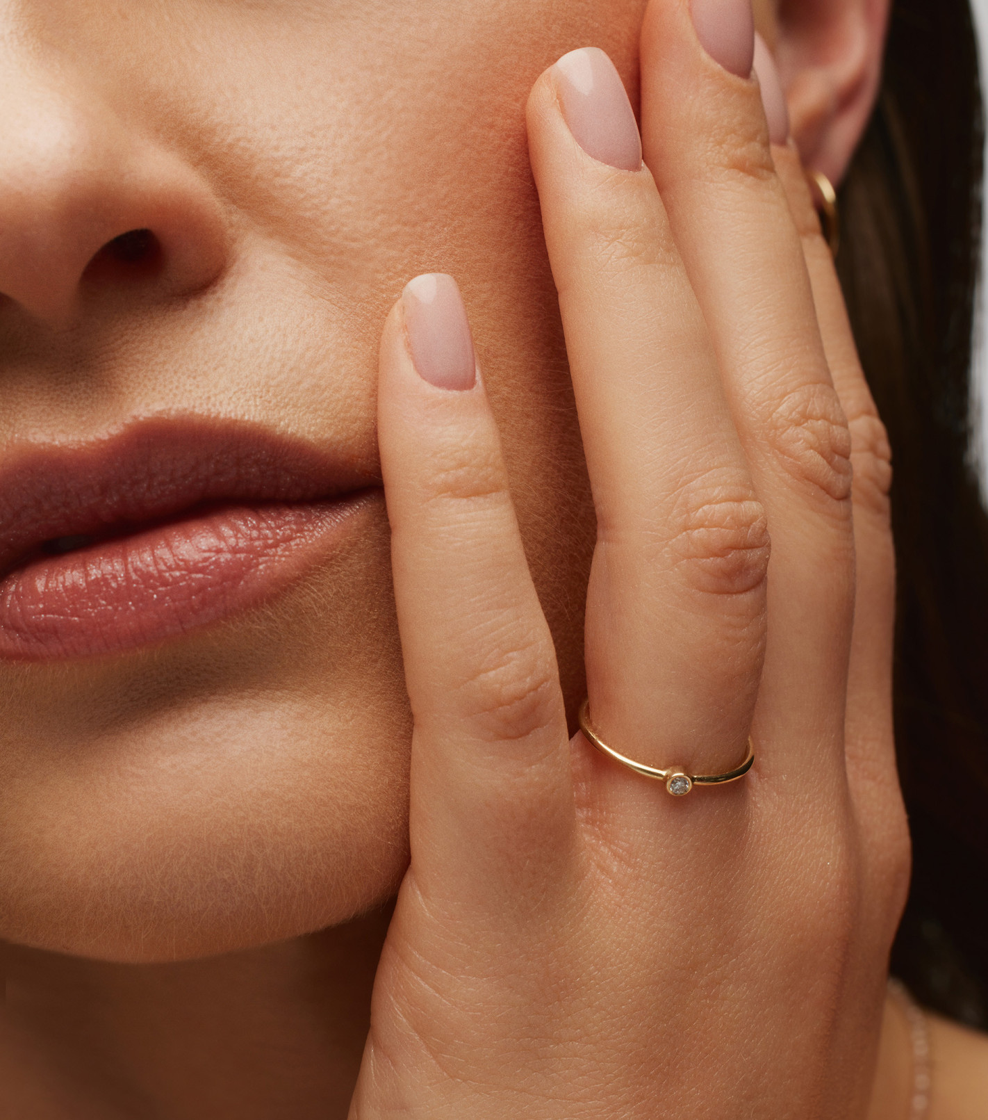 Złoty pierścionek z małym diamentem