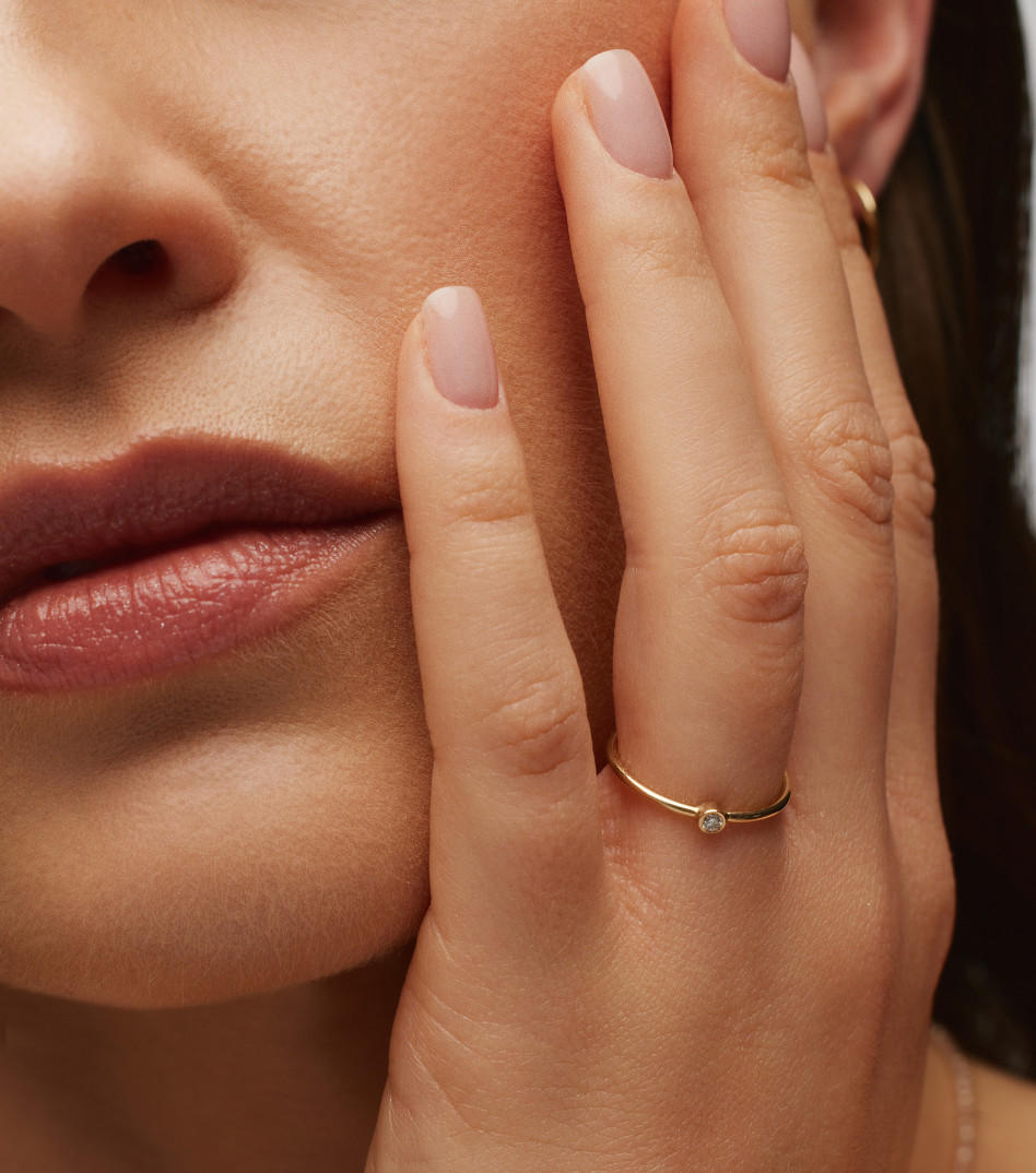 Złoty pierścionek z małym diamentem