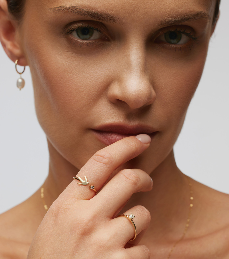 Złoty pierścionek z diamentem i jaskółką