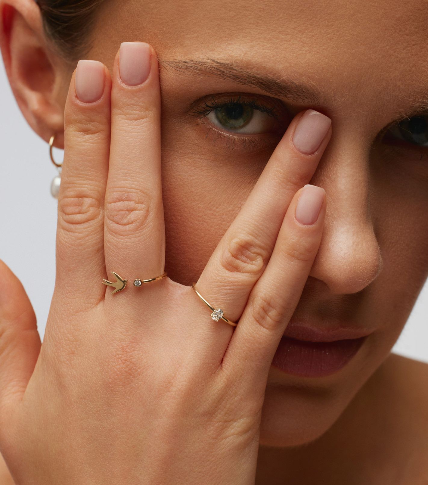 Złoty pierścionek z symbolem i diamentem