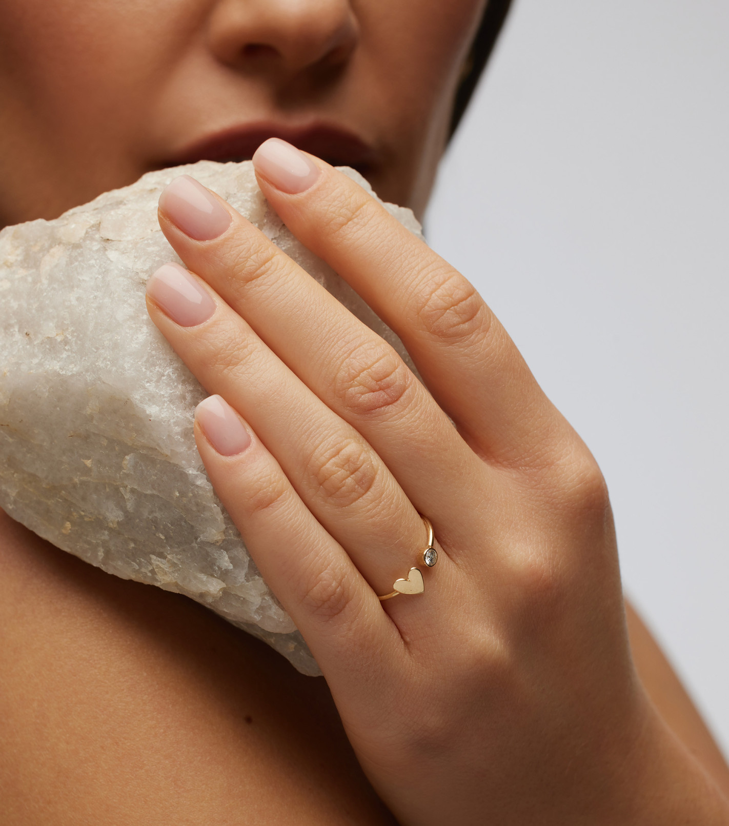 Pierścionek z diamentem i kwiatem