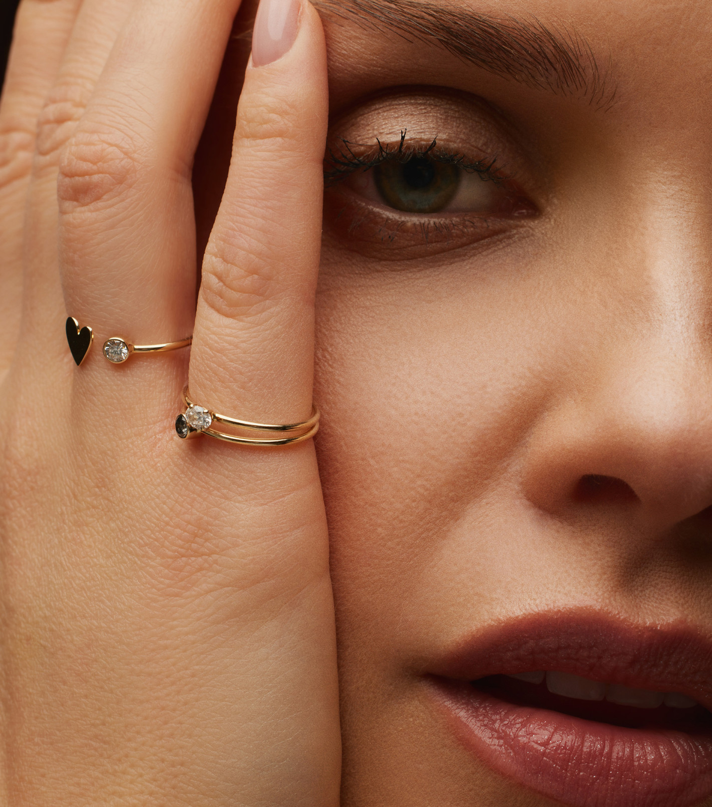 Złoty pierścionek z symbolem i diamentem sól i pieprz