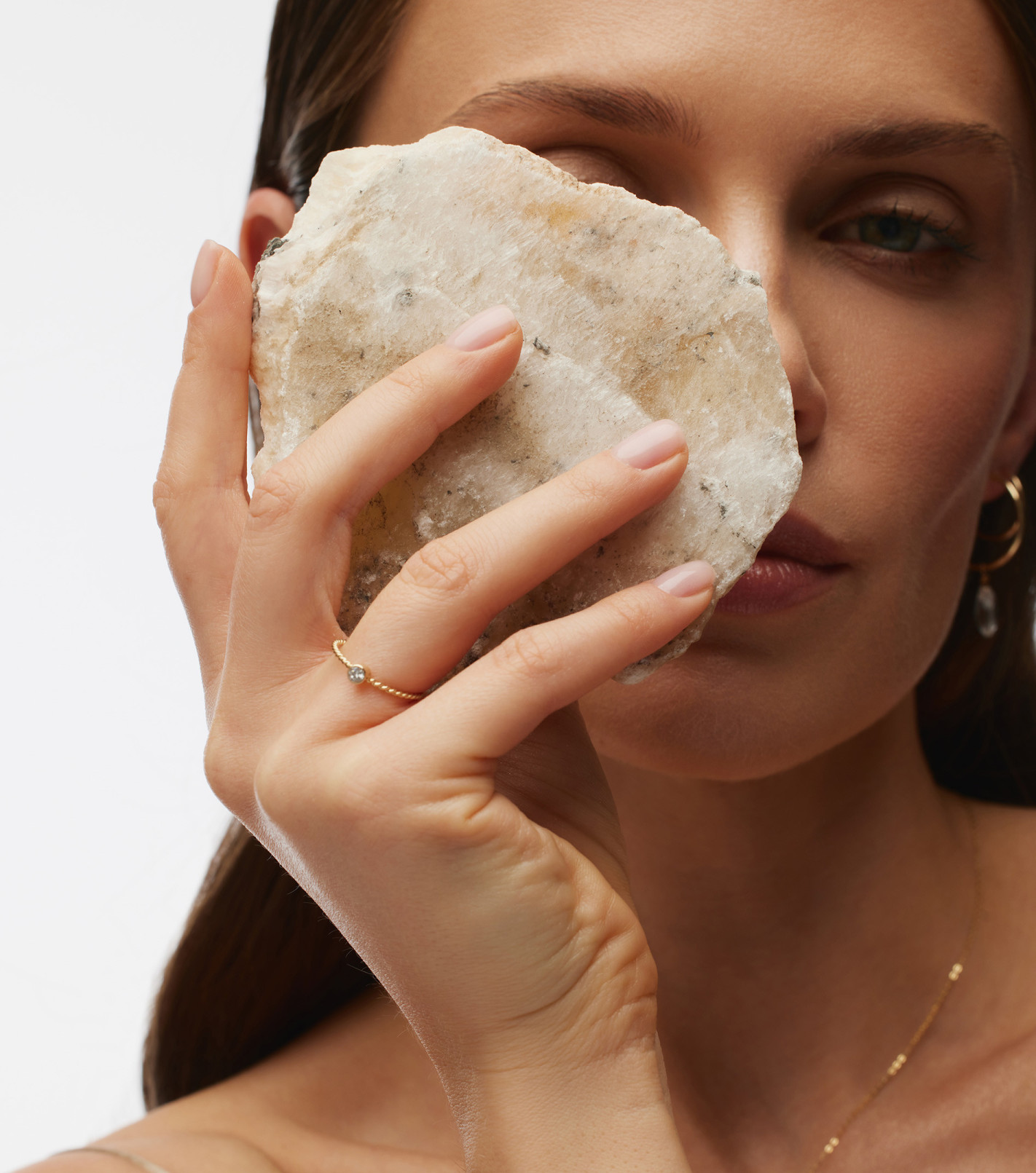 Pierścionek z diamentem na oryginalnej obrączce