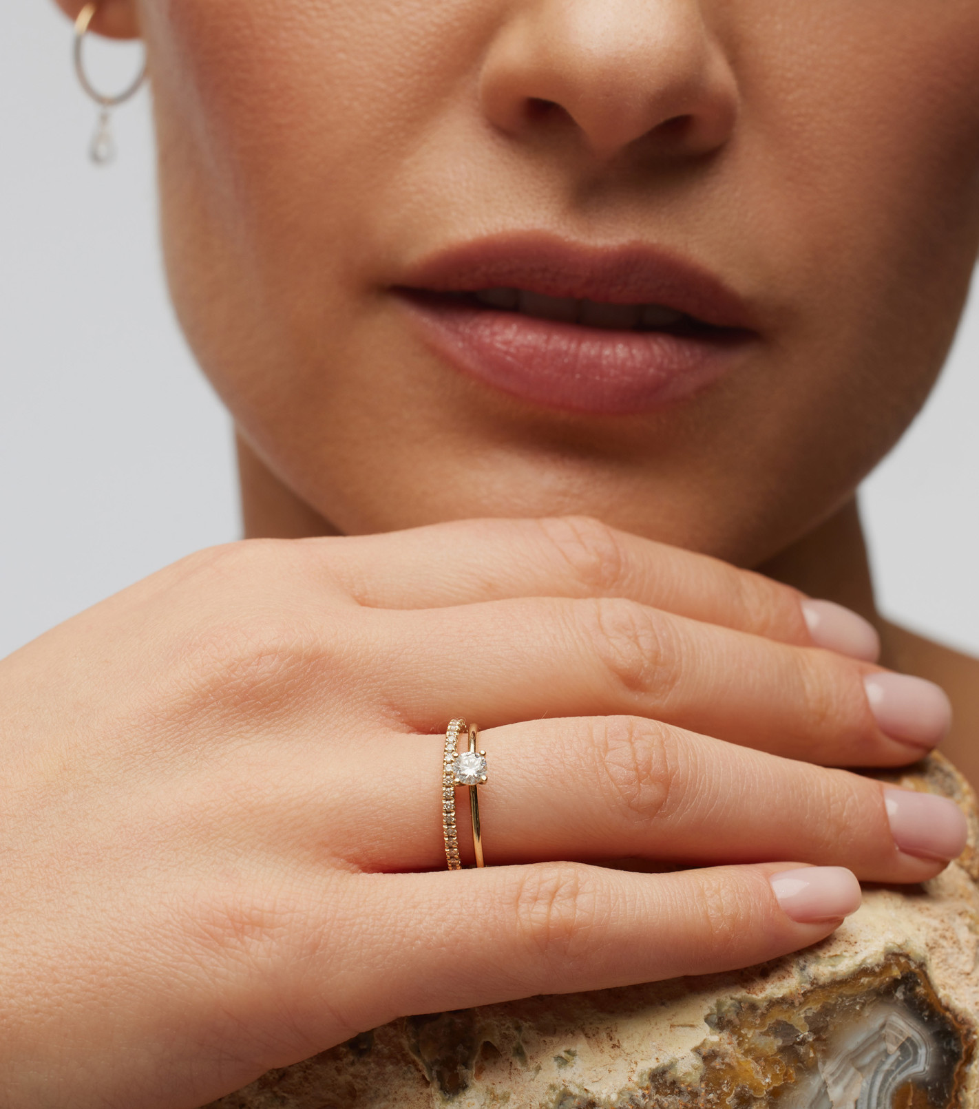 Złoty pierścionek z dużym diamentem