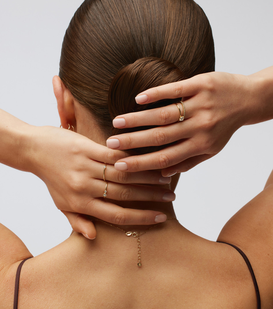 Złoty pierścionek z diamentem w oprawie w łapkach