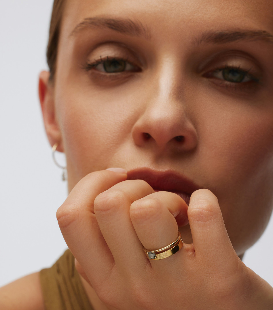 Złoty pierścionek z diamentem