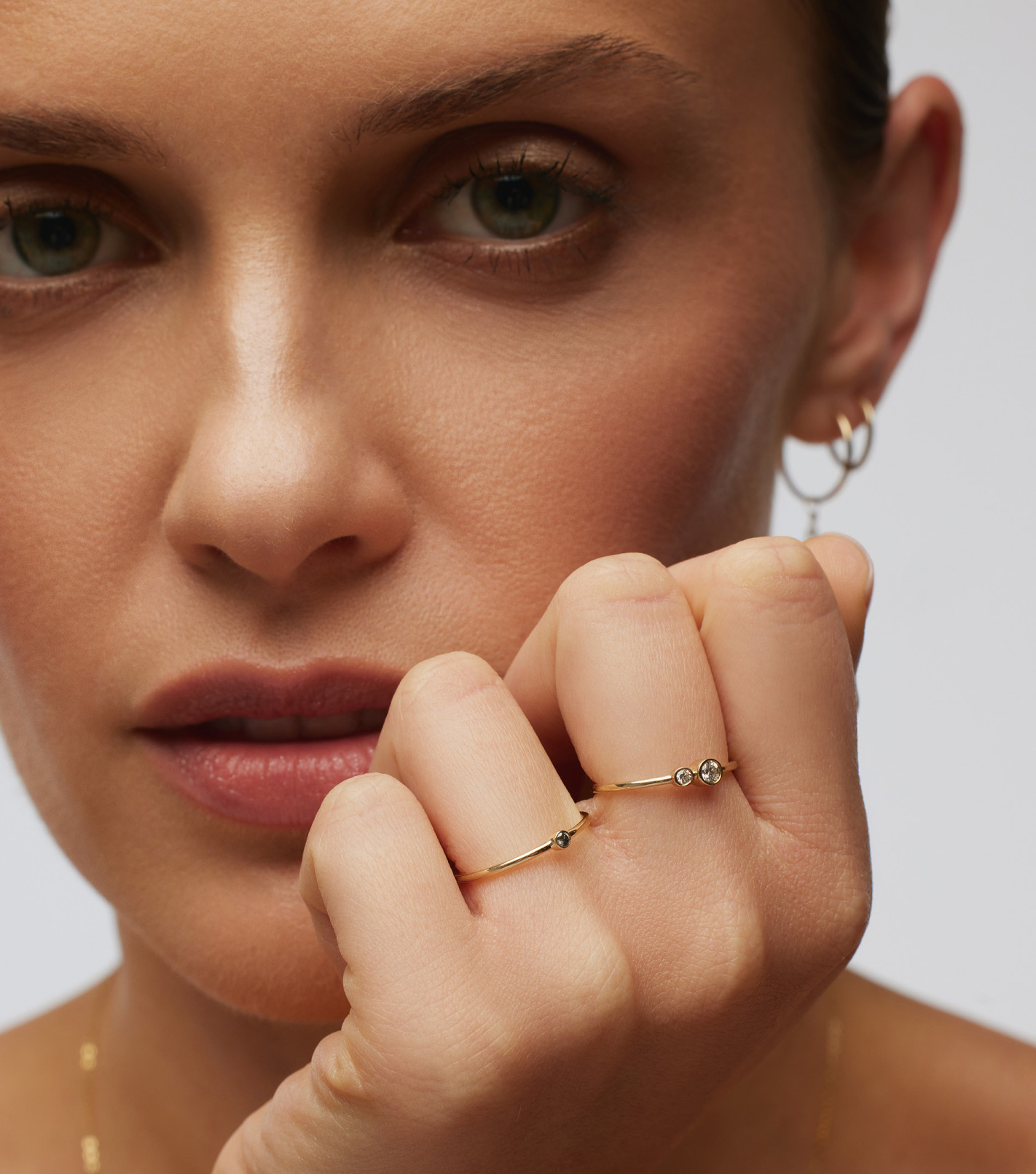 Pierścionek z diamentem różnych rozmiarów