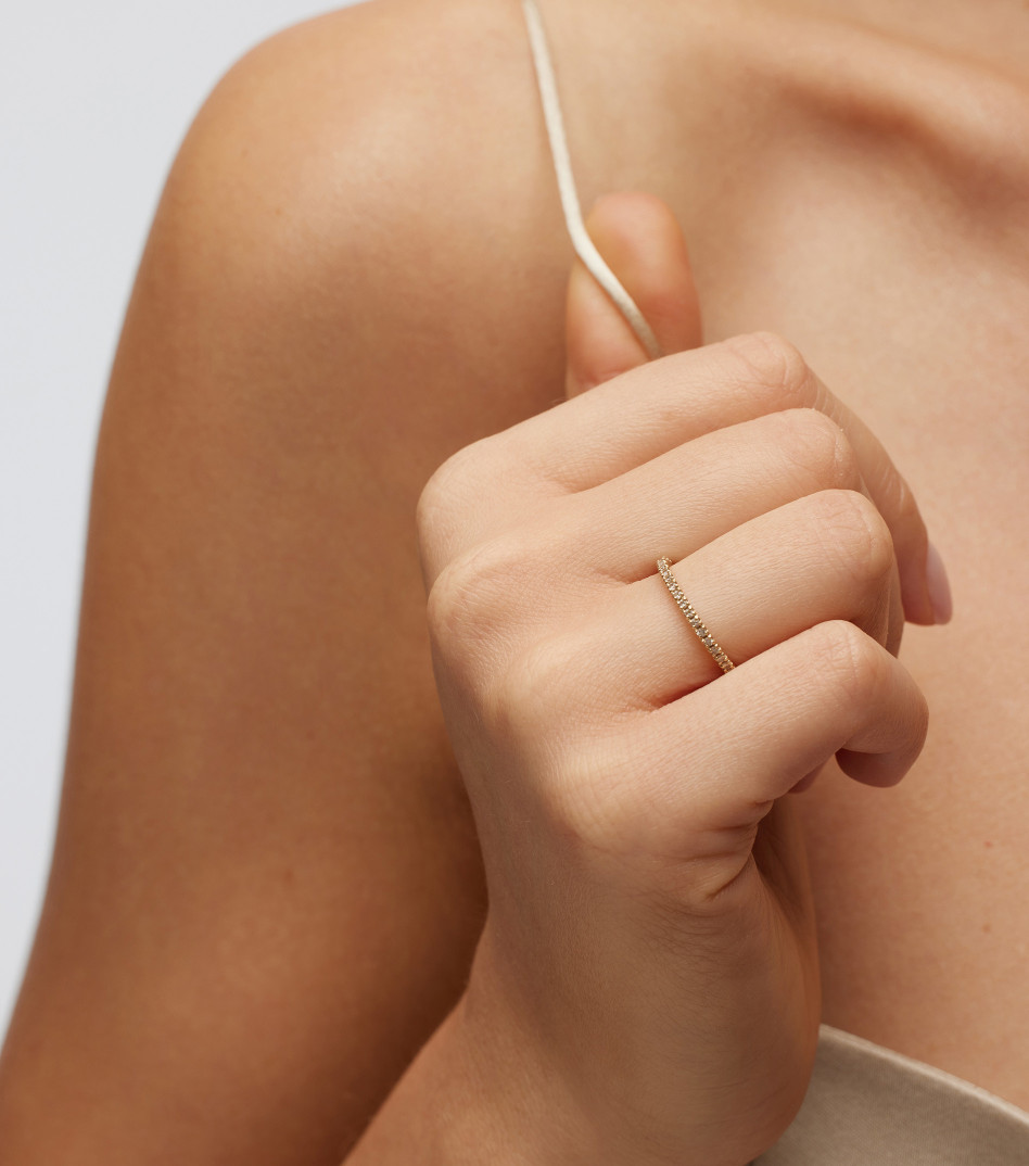 Cienka złota obrączka z diamentami