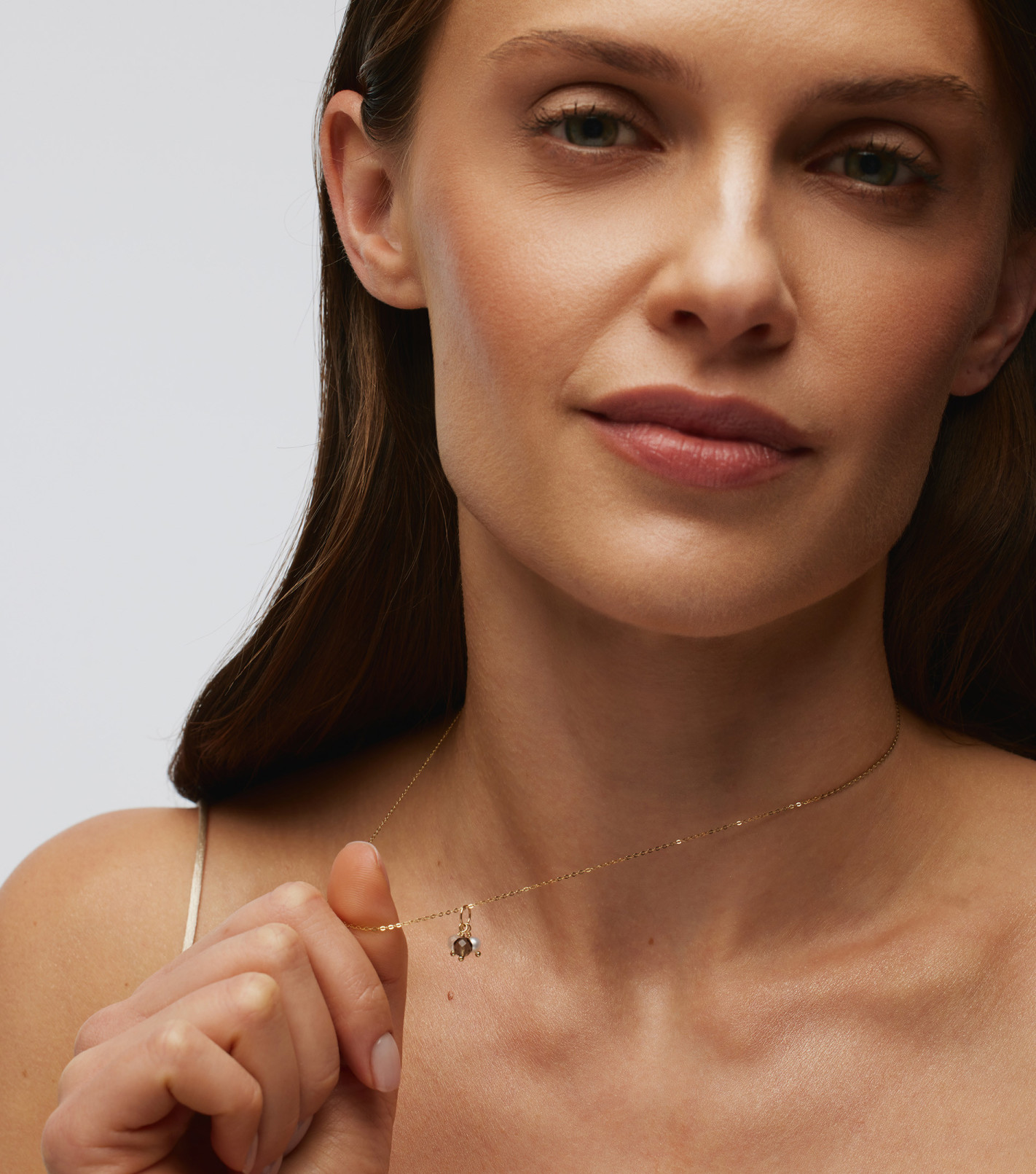 Kamienie naturalne na złotym ogniwie