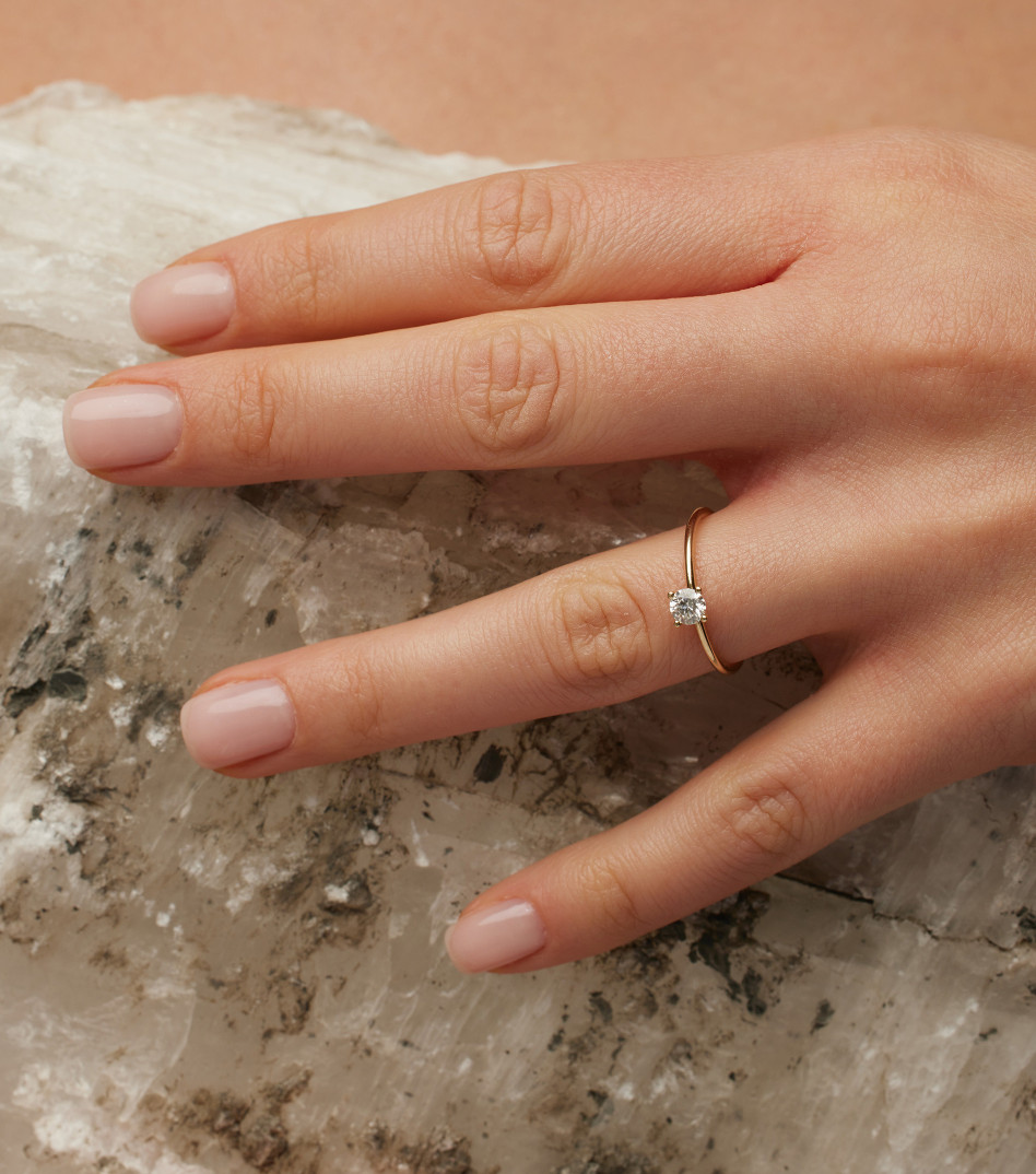 Złoty pierścionek z diamentem o średnicy 4 mm