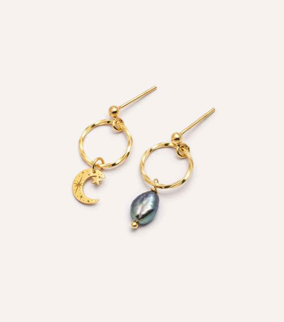 Pozłacane kolczyki z kamieniem i zawieszką