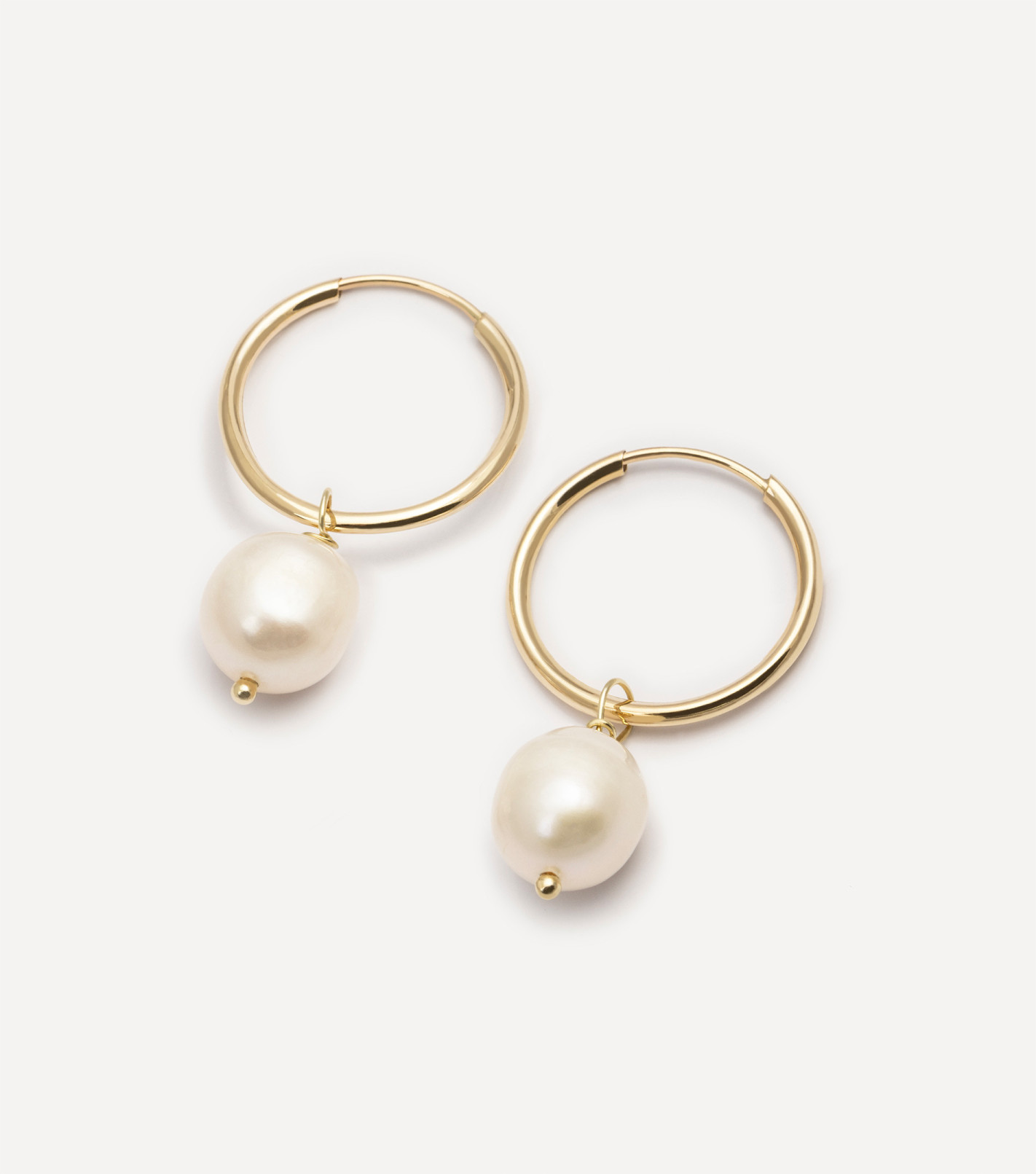 Złote kolczyki koła 16 mm z perłami