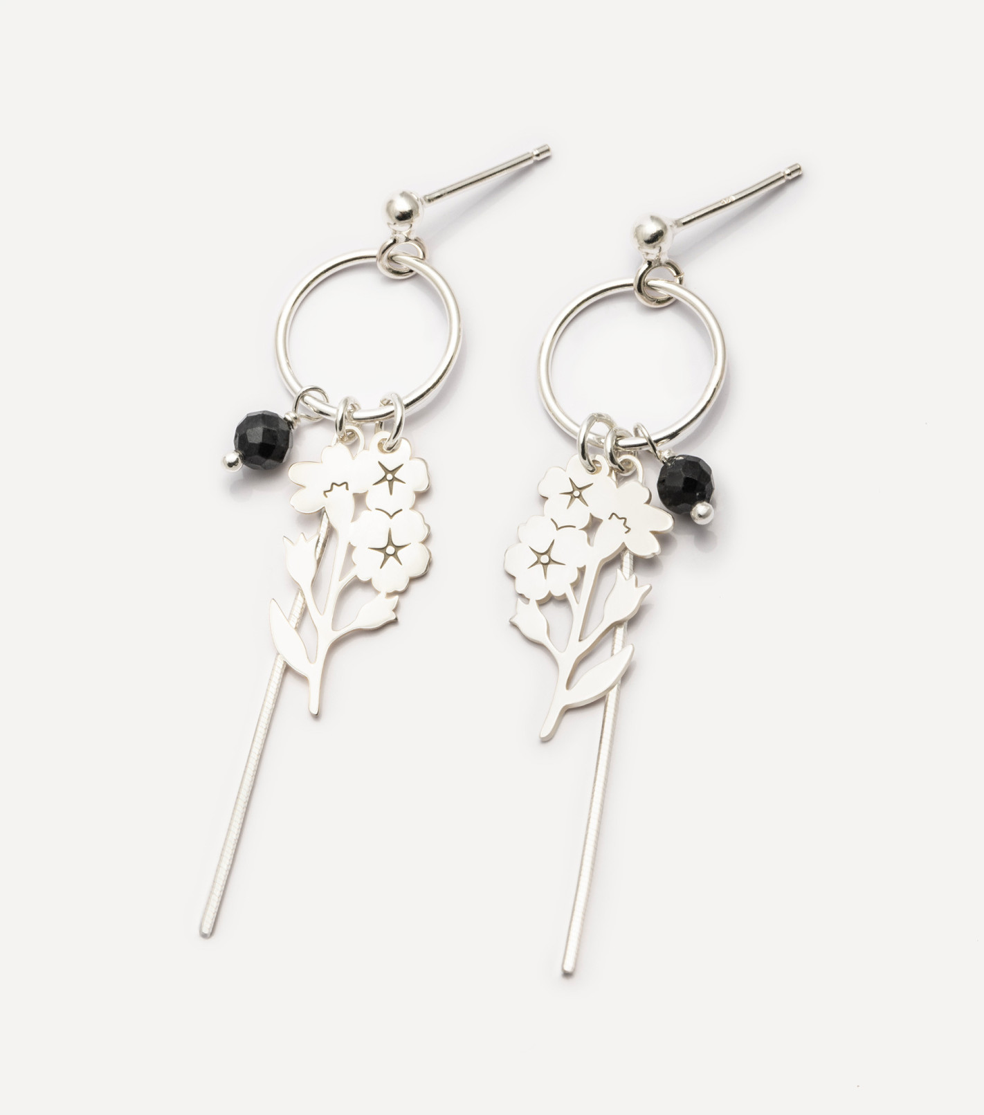 Eleganckie kolczyki srebrne z kamieniami i gałązką konwalii