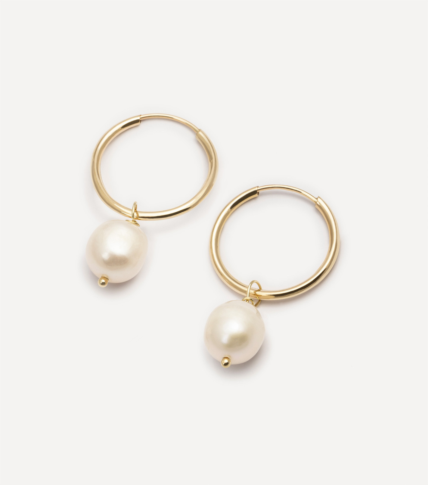 Złote kolczyki koła 16 mm z perłami