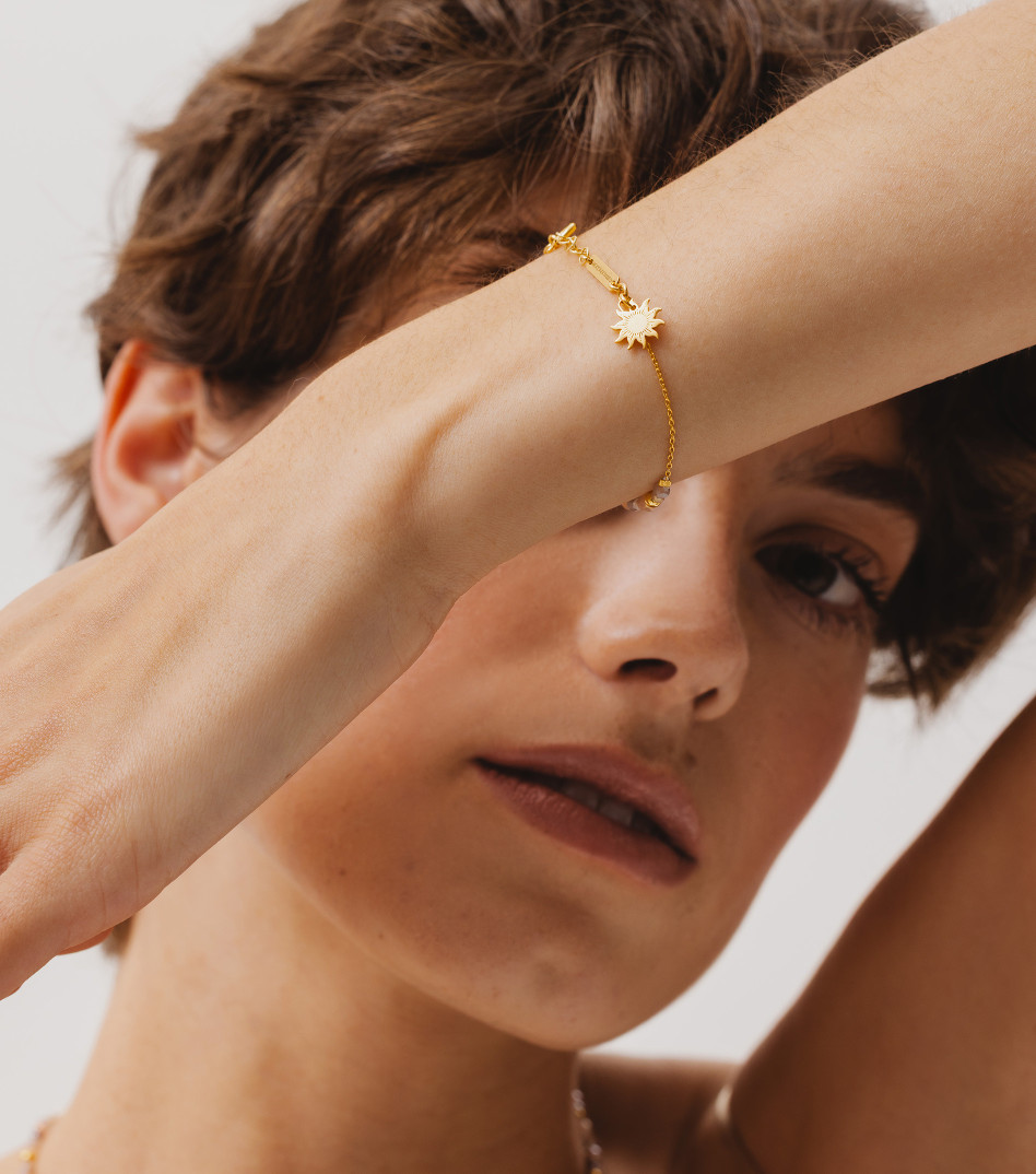 Pozłacana bransoletka z kamieniami i zawieszką