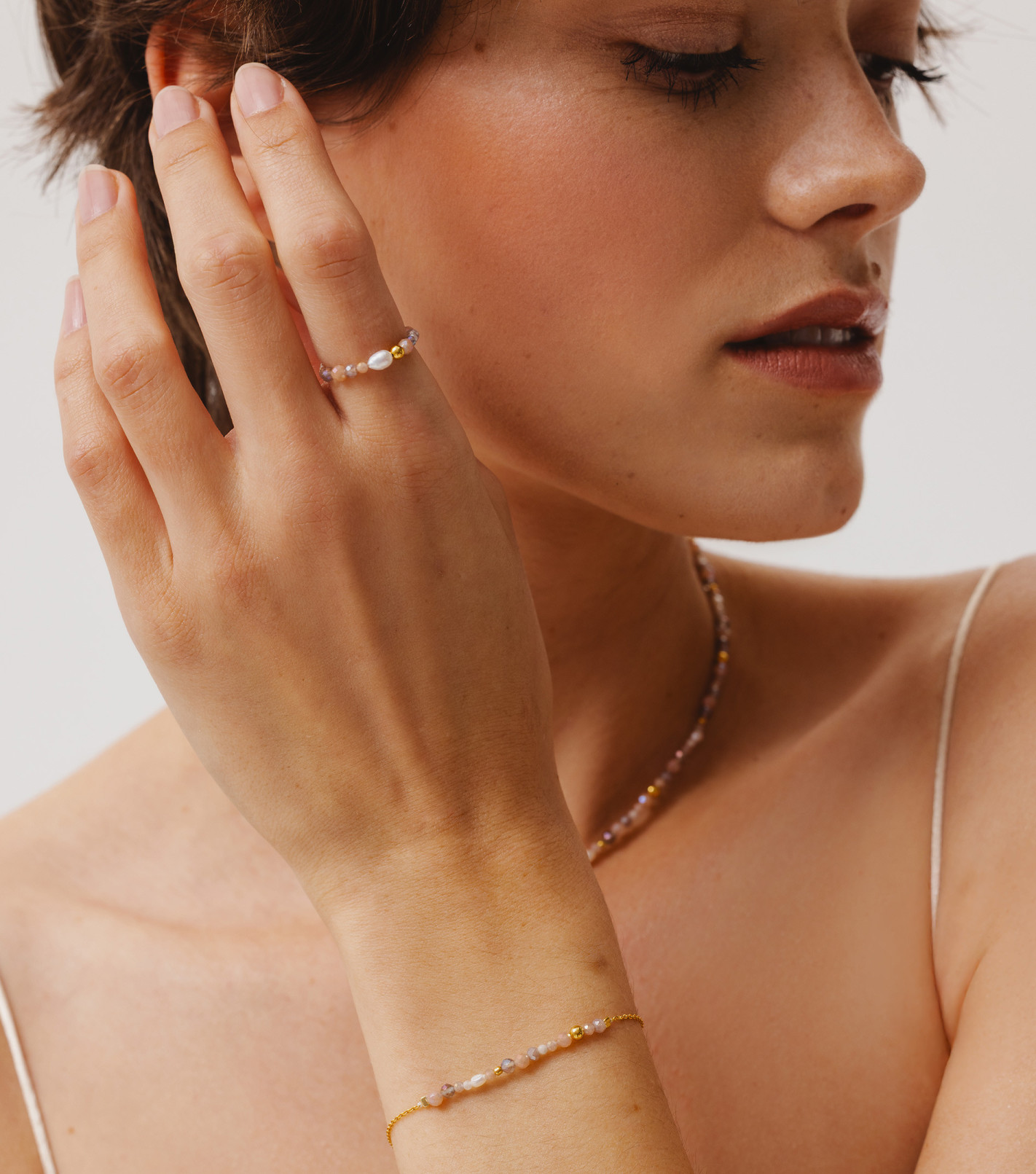 Pozłacana bransoletka z kamieniami i zawieszką