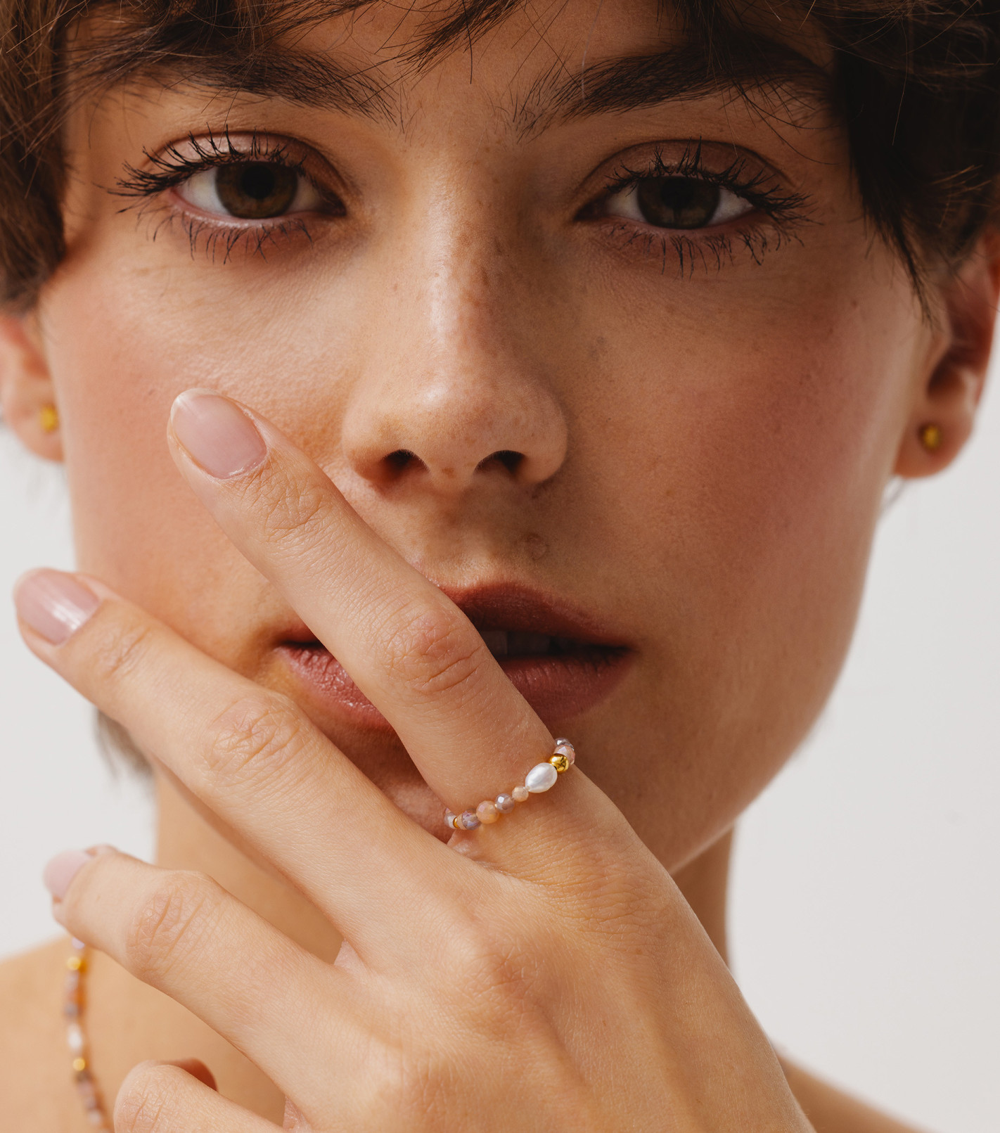 Pozłacany pierścionek z kamieniami