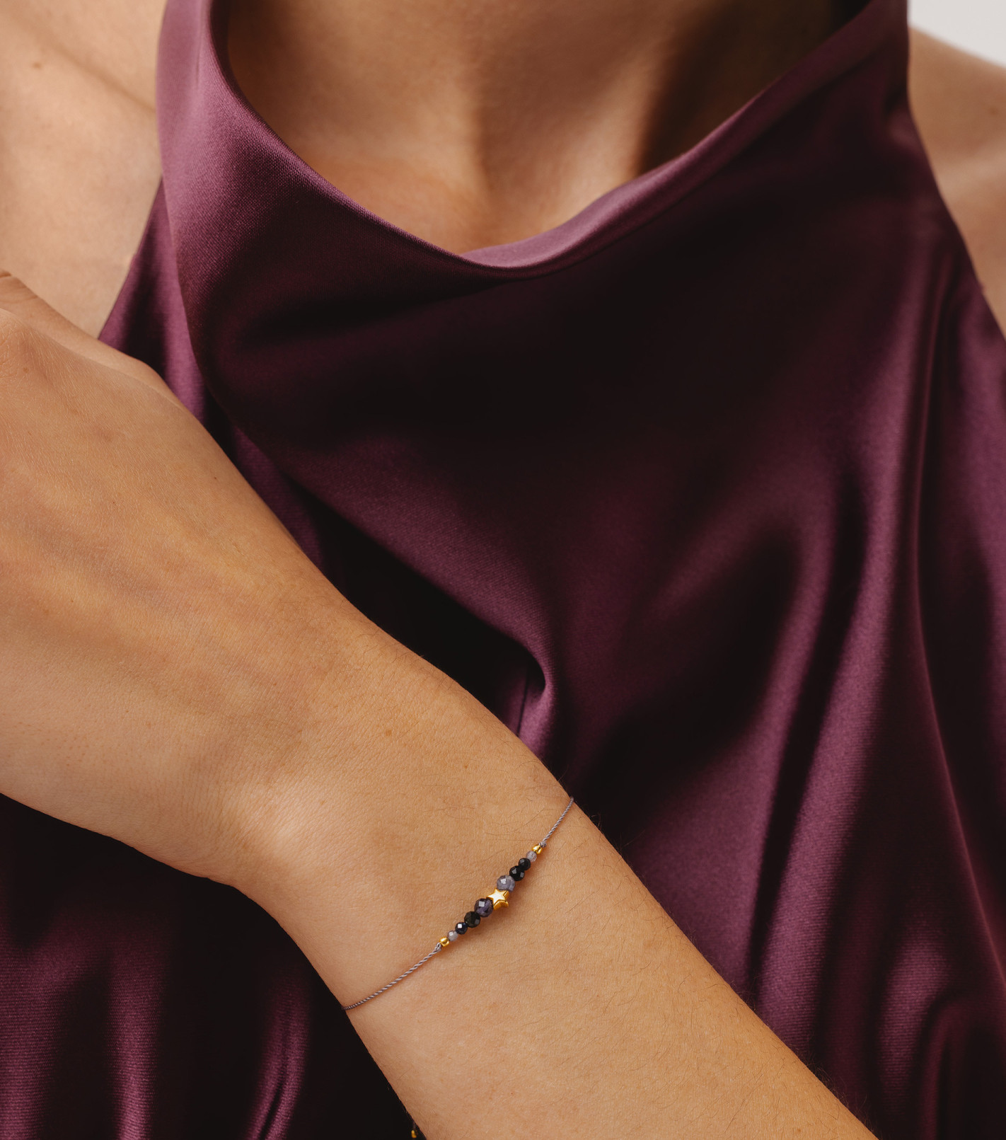 Pozłacana bransoletka na sznureczku