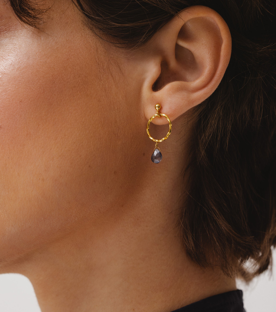 Pozłacane kolczyki z kamieniem i zawieszką