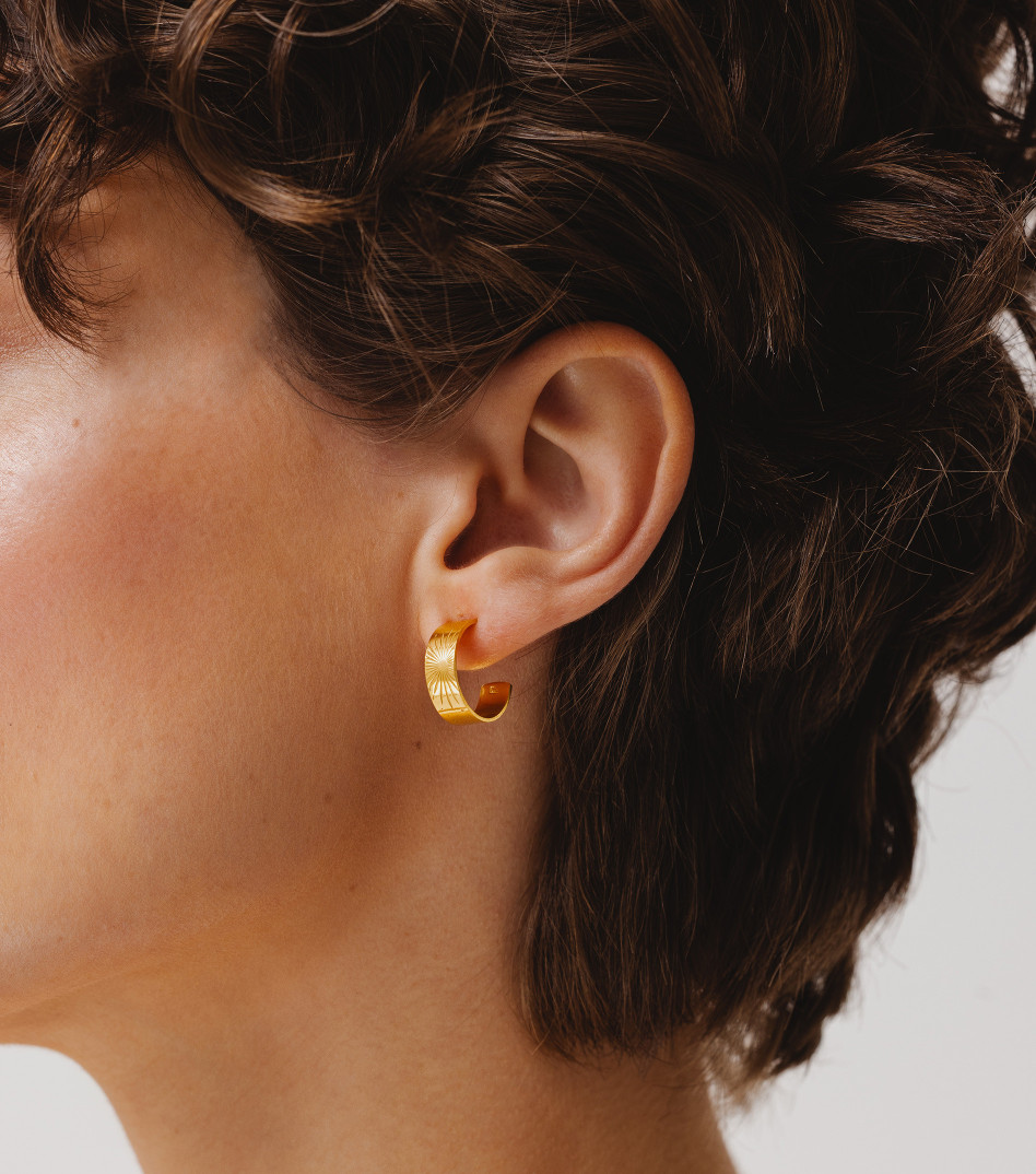 Pozłacane kolczyki koła z zimowym grawerem