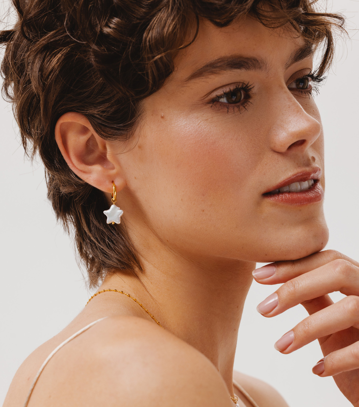 Pozłacane kolczyki koła z perłami gwiazdami