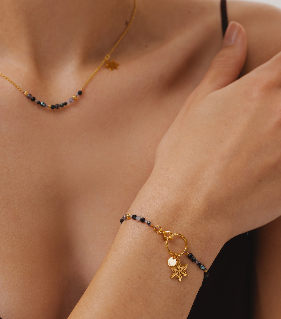 Pozłacana bransoletka z kamieniami i zawieszką