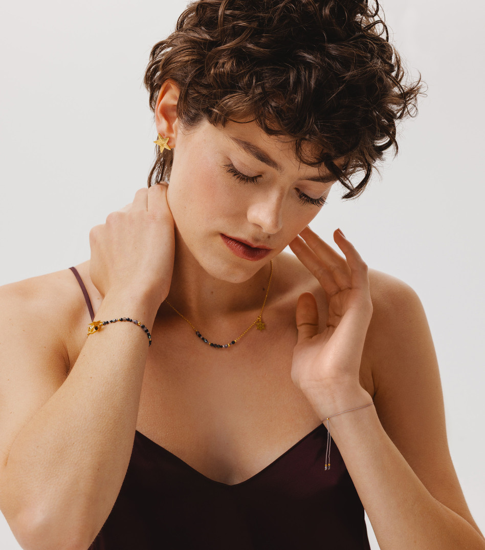 Pozłacana bransoletka na sznureczku