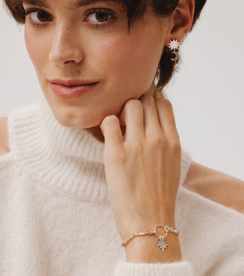 Srebrna bransoletka z kamieniami i zawieszką