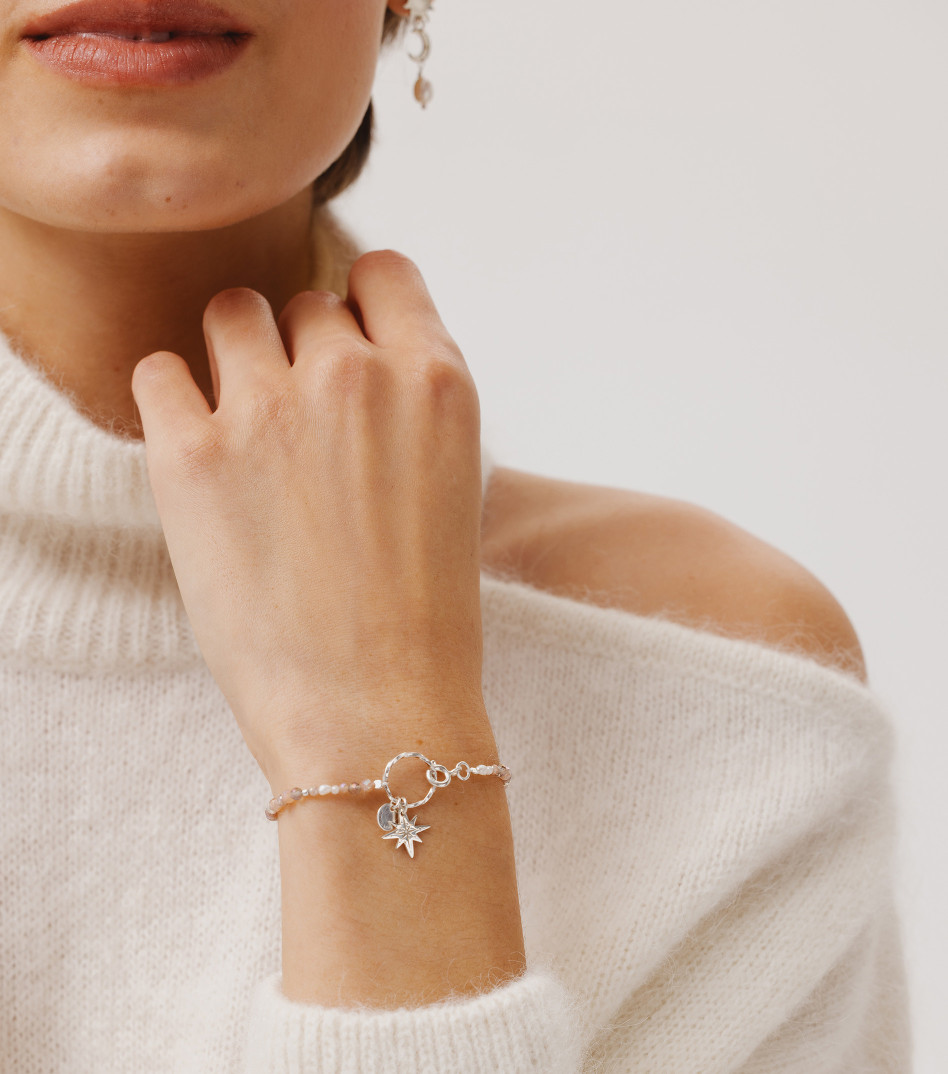 Srebrna bransoletka z kamieniami i zawieszką