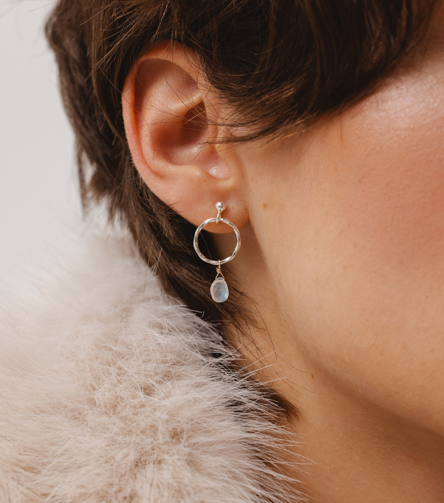 Srebrne kolczyki z kamieniem i zawieszką